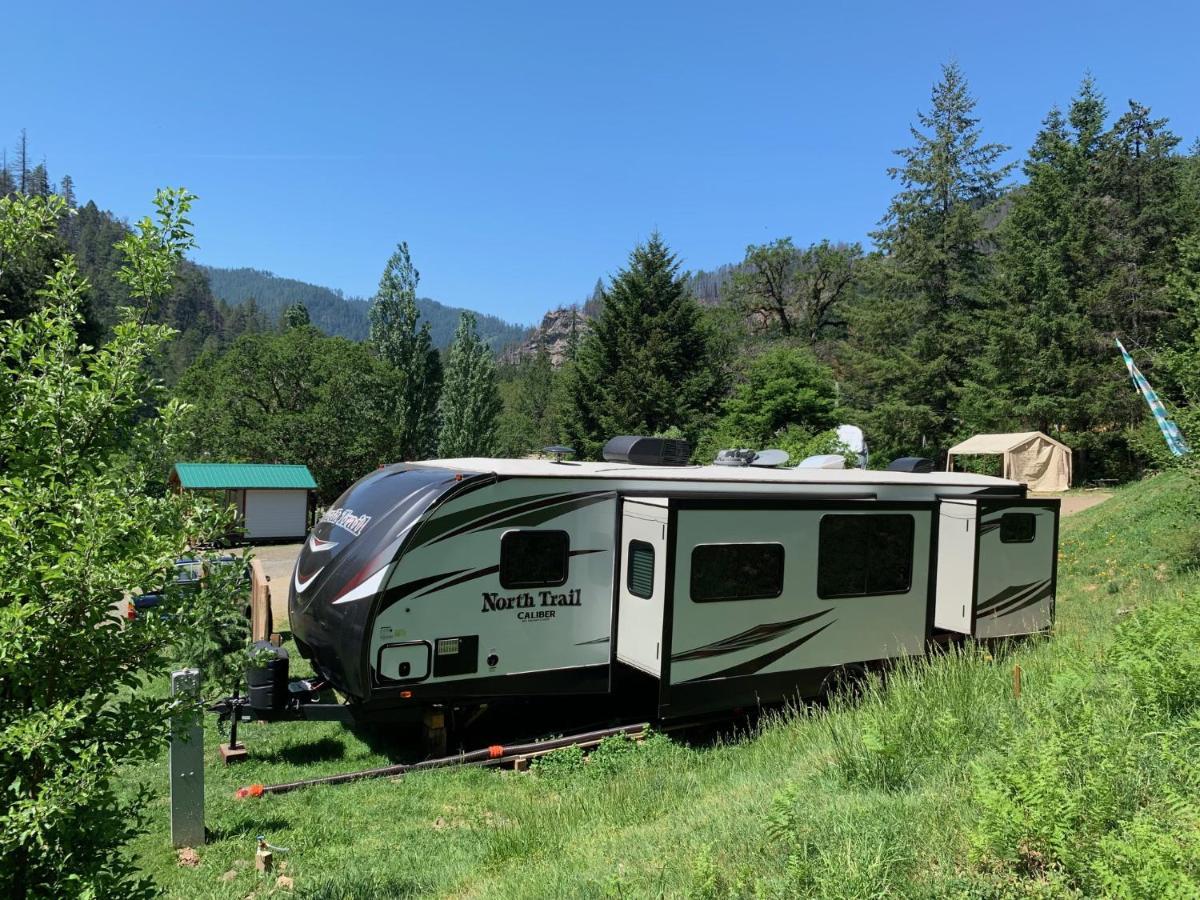 Umpqua'S Last Resort - Wilderness Cabins, Rv Park & Glamping Idleyld Park Buitenkant foto